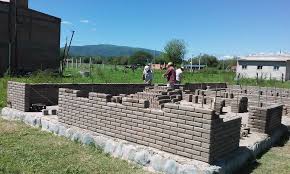 Construcción de casa con ladrilos ecológicos